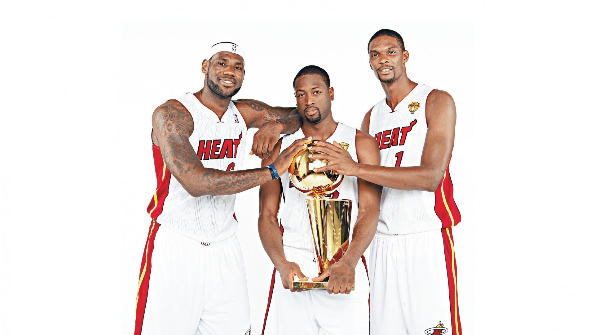 “武汉马拉松：选手们全力拼搏，赛道一触即发”