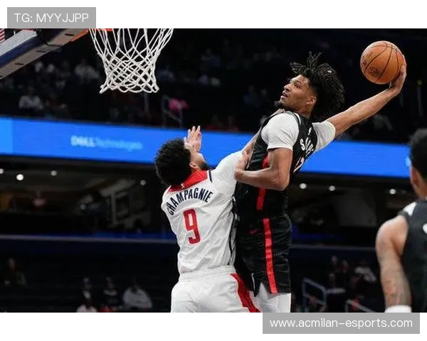 NBA扣篮手臂挂框全场拍照：巅峰瞬间的完美诠释